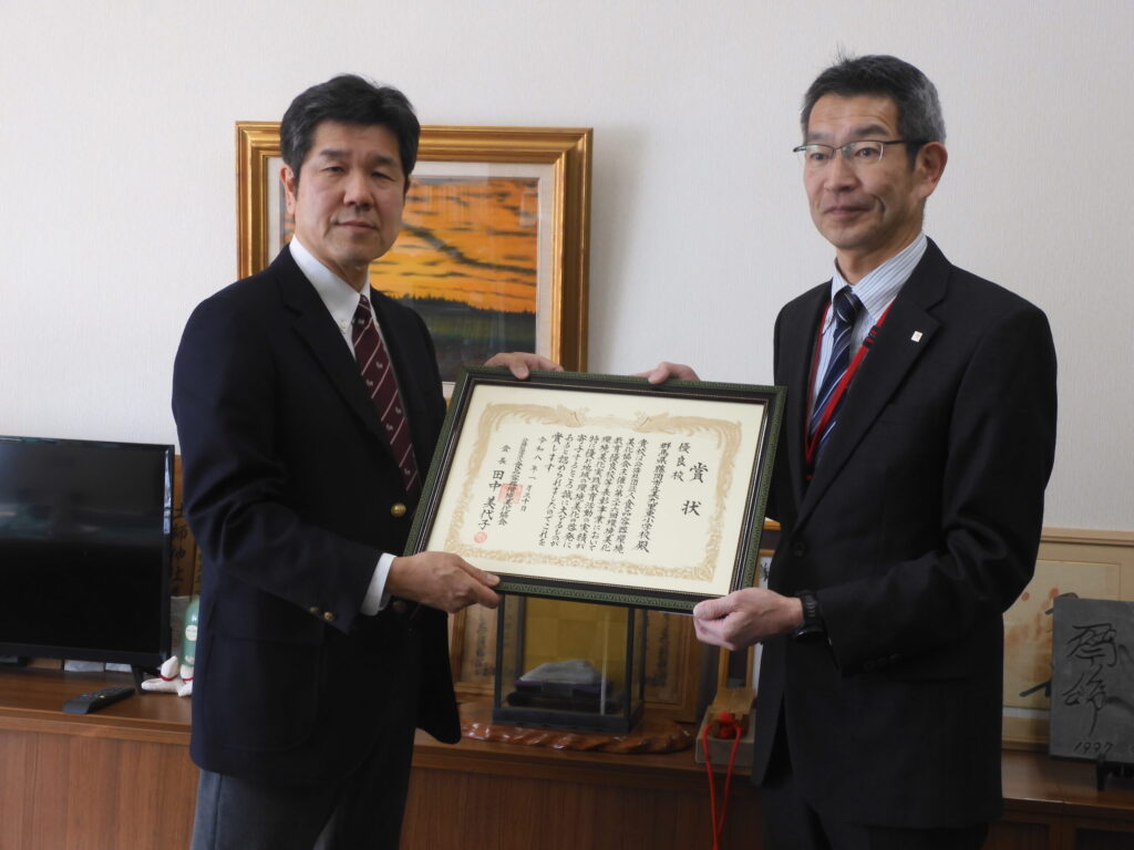表彰状を受け取る藤岡市立美九里東小学校長