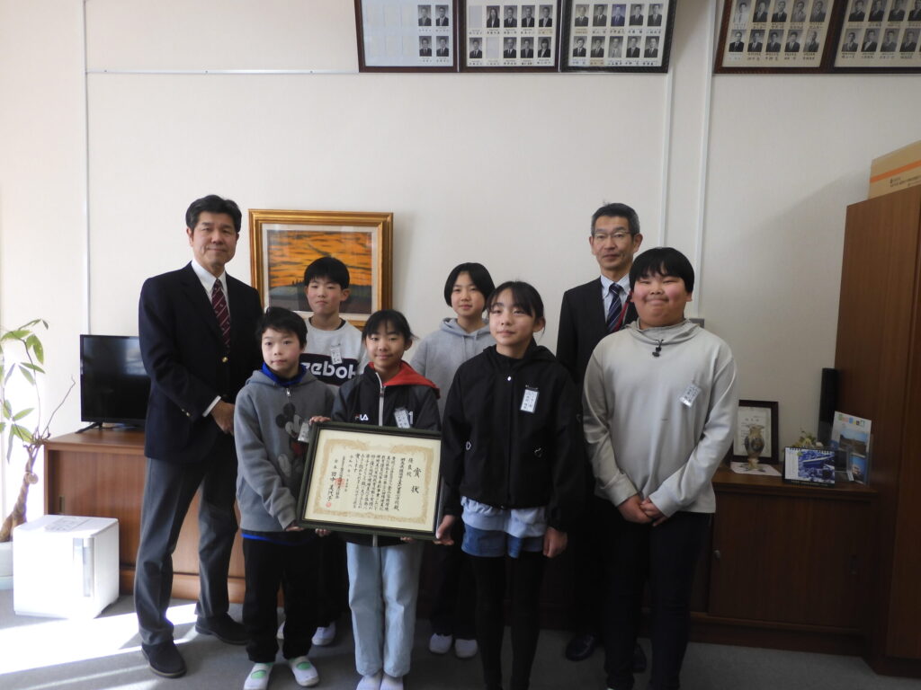 賞状を受け取った代表児童達
